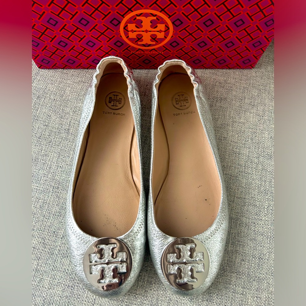 Tory Burch Minnie Travel Ballet w/ logo / smooth metallic sz 9